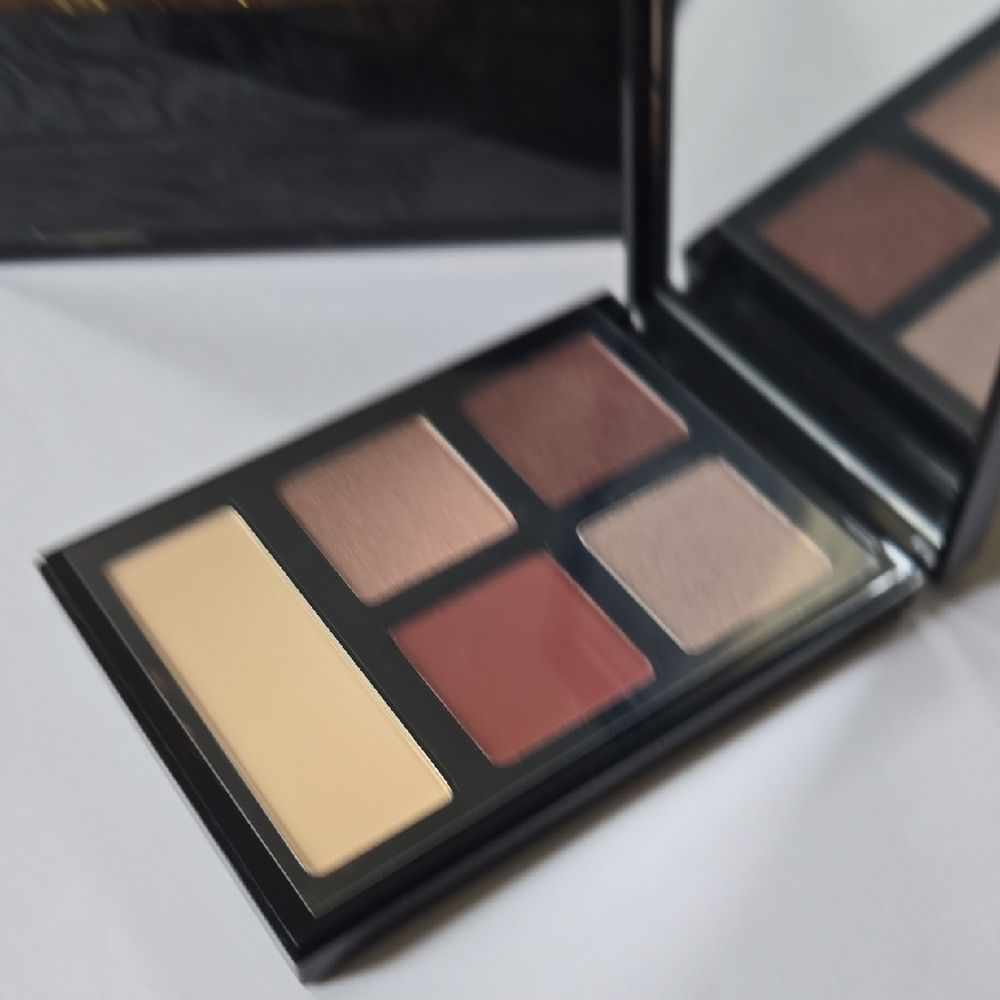 Bobbi Brown The Essential Bold Burgundy Multicolor Eye Shadow Palette - Picture 4 of 6